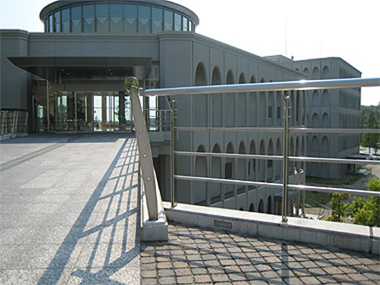 中京大学　ステンレス製　外構防護柵